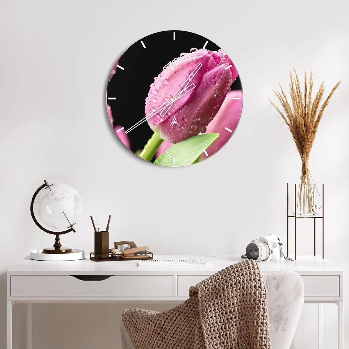 Horloge murale - Pendule murale - Une tulipe rose couverte de gouttes de rosée sur un fond sombre. - 30x30cm - Rêve de lilas dans la rosée - Décoration murale moderne pour le salon, la cuisine et la chambre ARTTOR