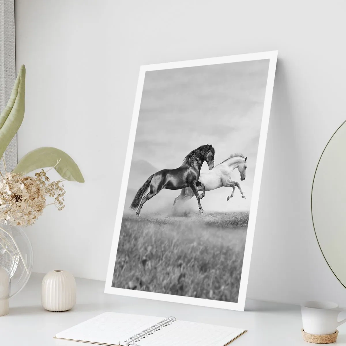Affiche - Poster - Chevaux noirs et blancs galopant de manière dynamique sur un fond de champ - 50x70cm - Anges et démons - Décoration murale moderne pour le salon et la chambre ARTTOR