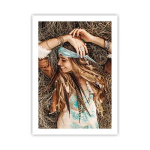 Affiche - Poster - Une femme de style bohème avec des dreadlocks et des ornements sur un fond d'herbe sèche. - 50x70cm - En route vers les années d'amour - Décoration murale moderne pour le salon et la chambre ARTTOR