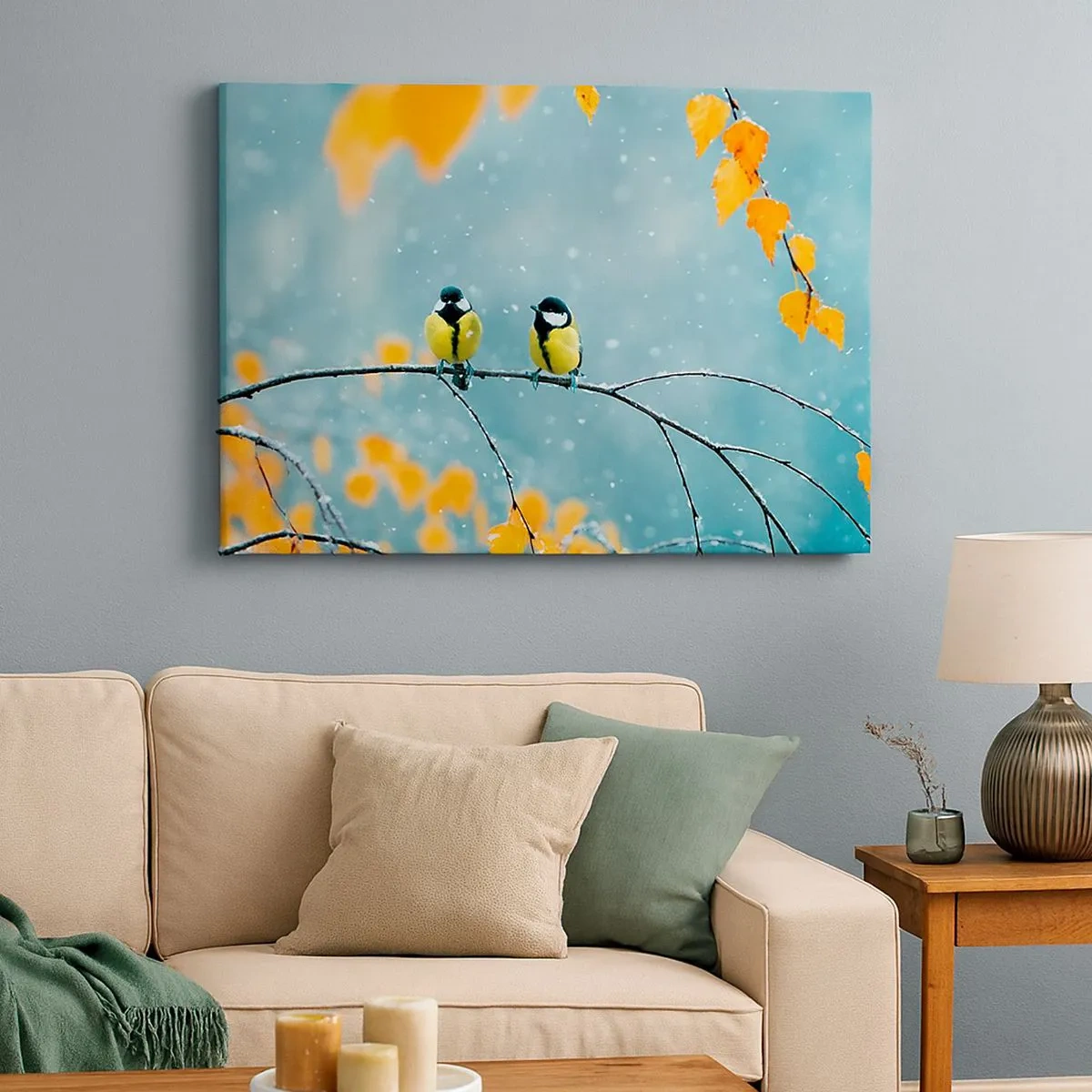 Impression sur toile - Image sur toile - Deux oiseaux sur une branche dans un décor hivernal avec des feuilles jaunes. - 70x50cm - Potins d'oiseaux - Décoration murale moderne pour le salon et la chambre ARTTOR