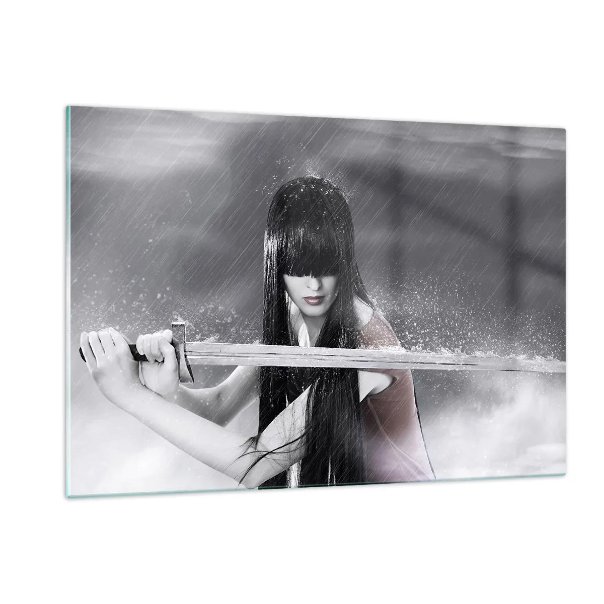 Impression sur verre - Image sur verre - Une femme avec une épée sous la pluie sur un fond monochrome. - 120x80cm - Belle et dangereuse - Décoration murale moderne pour le salon et la chambre ARTTOR