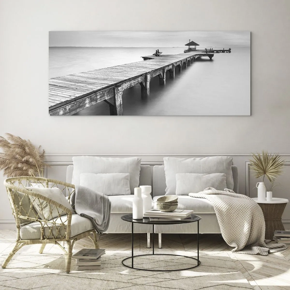Impression sur verre - Image sur verre - Une vue en noir et blanc d'une jetée en bois sur une eau calme. - 140x50cm - À l'horizon - Décoration murale moderne pour le salon et la chambre ARTTOR