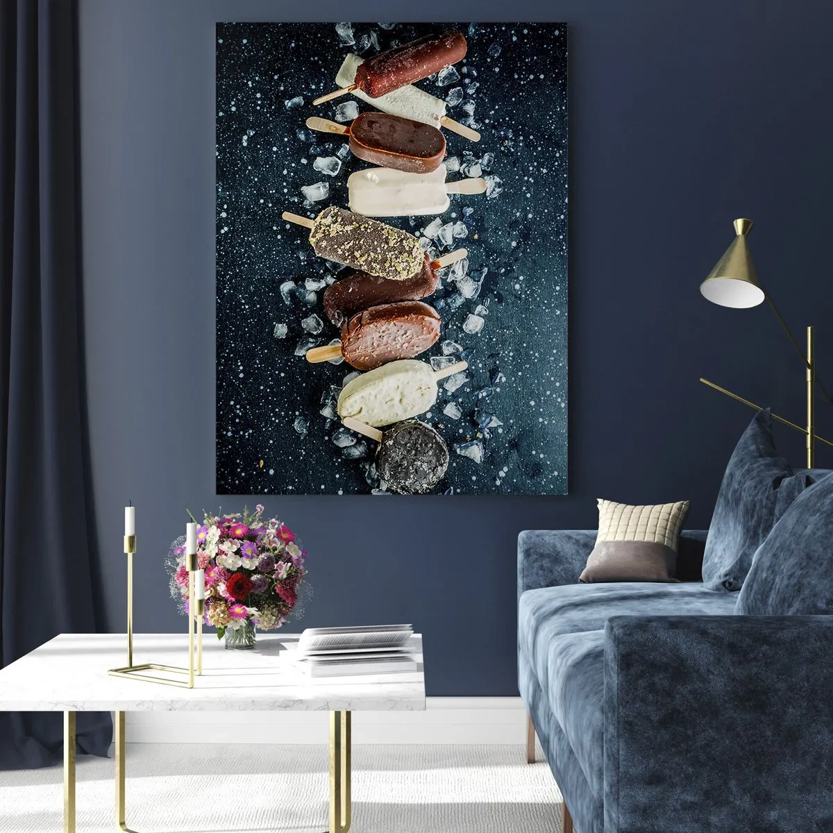 Impression sur verre - Image sur verre - Des glaces colorées disposées sur de la glace avec un fond sombre - 70x100cm - Le goût de l'été chaud - Décoration murale moderne pour le salon et la chambre ARTTOR
