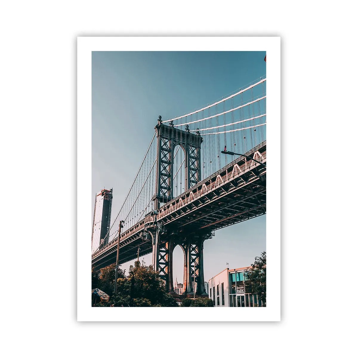 Affiche - Poster - Un pont suspendu dans une ville moderne contre un ciel bleu - 50x70cm - Sur les vagues de la ville - Décoration murale moderne pour le salon et la chambre ARTTOR