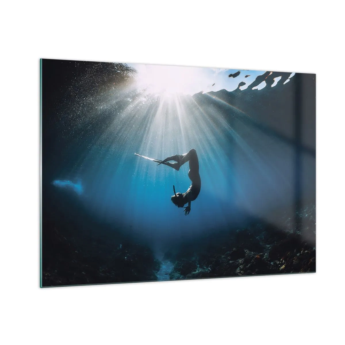 Impression sur verre - Image sur verre - Un plongeur se déplaçant sous l'eau dans les rayons de lumière - 100x70cm - Dans sous-marine - Décoration murale moderne pour le salon et la chambre ARTTOR