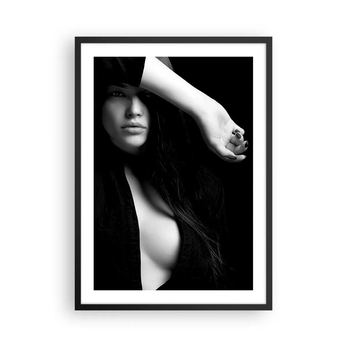 Affiche dans un cadre noir - Poster - Photographie en noir et blanc d'une femme au regard mystérieux - 50x70cm - École de séduction - Décoration murale moderne pour le salon et la chambre ARTTOR