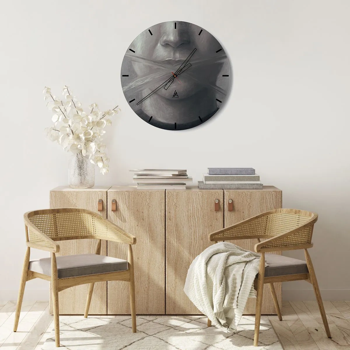 Horloge murale - Pendule murale - Portrait en noir et blanc avec la bouche recouverte d'une croix au pinceau - 30x30cm - Sans mot - Décoration murale moderne pour le salon, la cuisine et la chambre ARTTOR