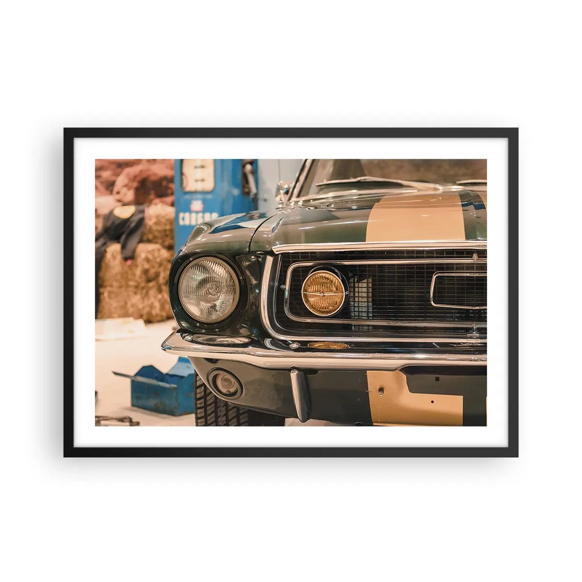 Affiche dans un cadre noir - Poster - Une voiture rétro emblématique dans un cadre classique - 70x50cm - Rencontre avec une légende - Décoration murale moderne pour le salon et la chambre ARTTOR