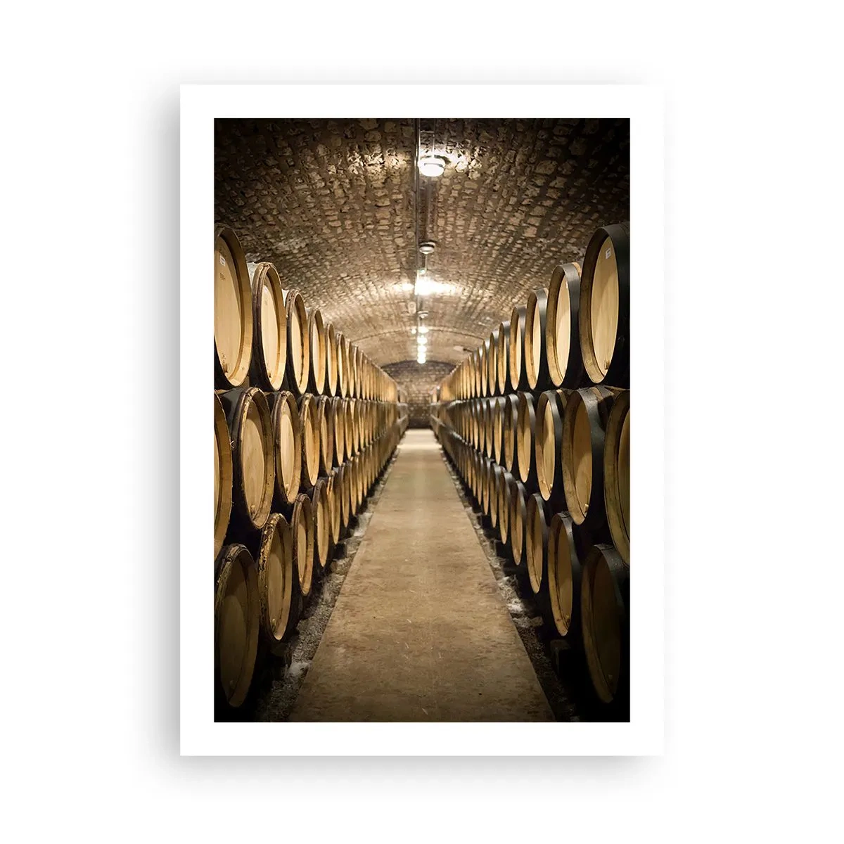 Affiche - Poster - Une cave pleine de tonneaux de vin - 50x70cm - Dans un sous-sol en brique - Décoration murale moderne pour le salon et la chambre ARTTOR