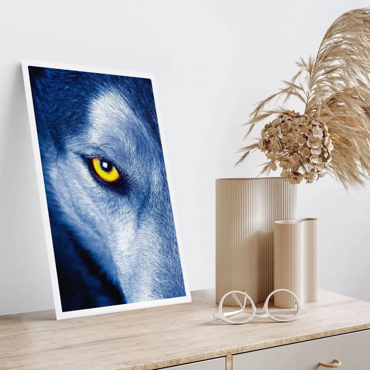 Affiche - Poster - Gros plan de l'œil jaune d'un loup dans un ton bleu - 50x70cm - Regars hypnotique - Décoration murale moderne pour le salon et la chambre ARTTOR