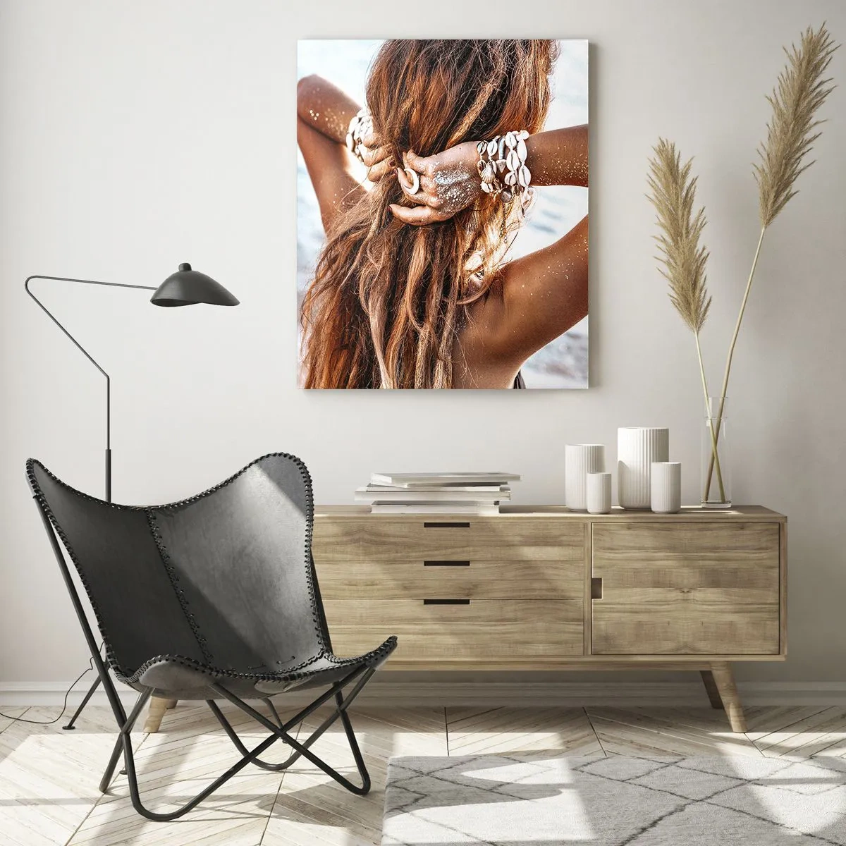 Impression sur verre - Image sur verre - Une femme aux cheveux longs sur la plage, entourée de coquillages et de sable. - 50x70cm - La soeur de l'eau et du soleil - Décoration murale moderne pour le salon et la chambre ARTTOR