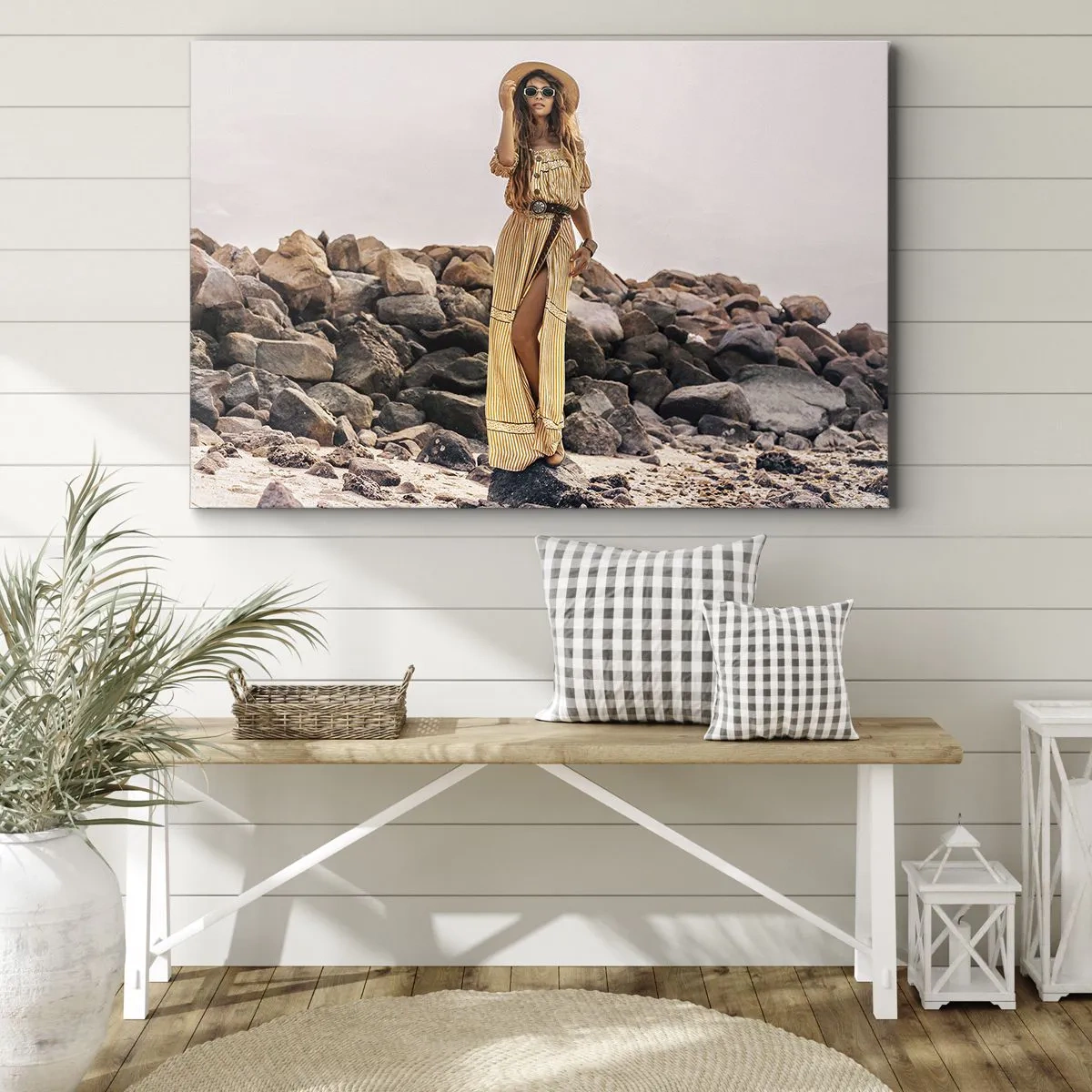 Impression sur toile - Image sur toile - Une femme au style bohème sur fond de plage rocheuse - 100x70cm - La magie des pierres - Décoration murale moderne pour le salon et la chambre ARTTOR