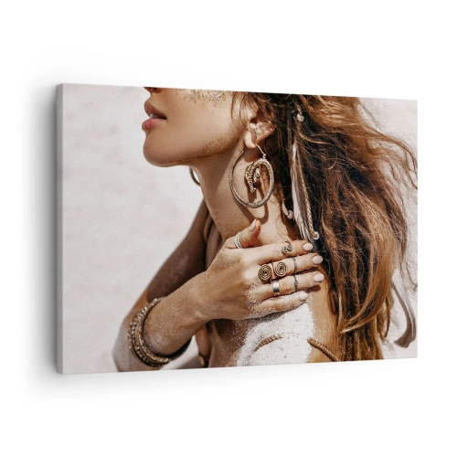 Impression sur toile - Image sur toile - Femme élégante avec des bijoux sur un fond de sable clair - 70x50cm - Reine des plages sauvages - Décoration murale moderne pour le salon et la chambre ARTTOR