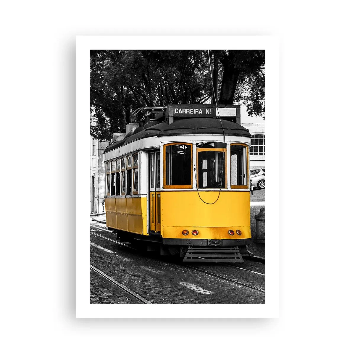 Affiche - Poster - Un tramway jaune sur fond urbain noir et blanc - 50x70cm - Et du fado en arrière-plan - Décoration murale moderne pour le salon et la chambre ARTTOR