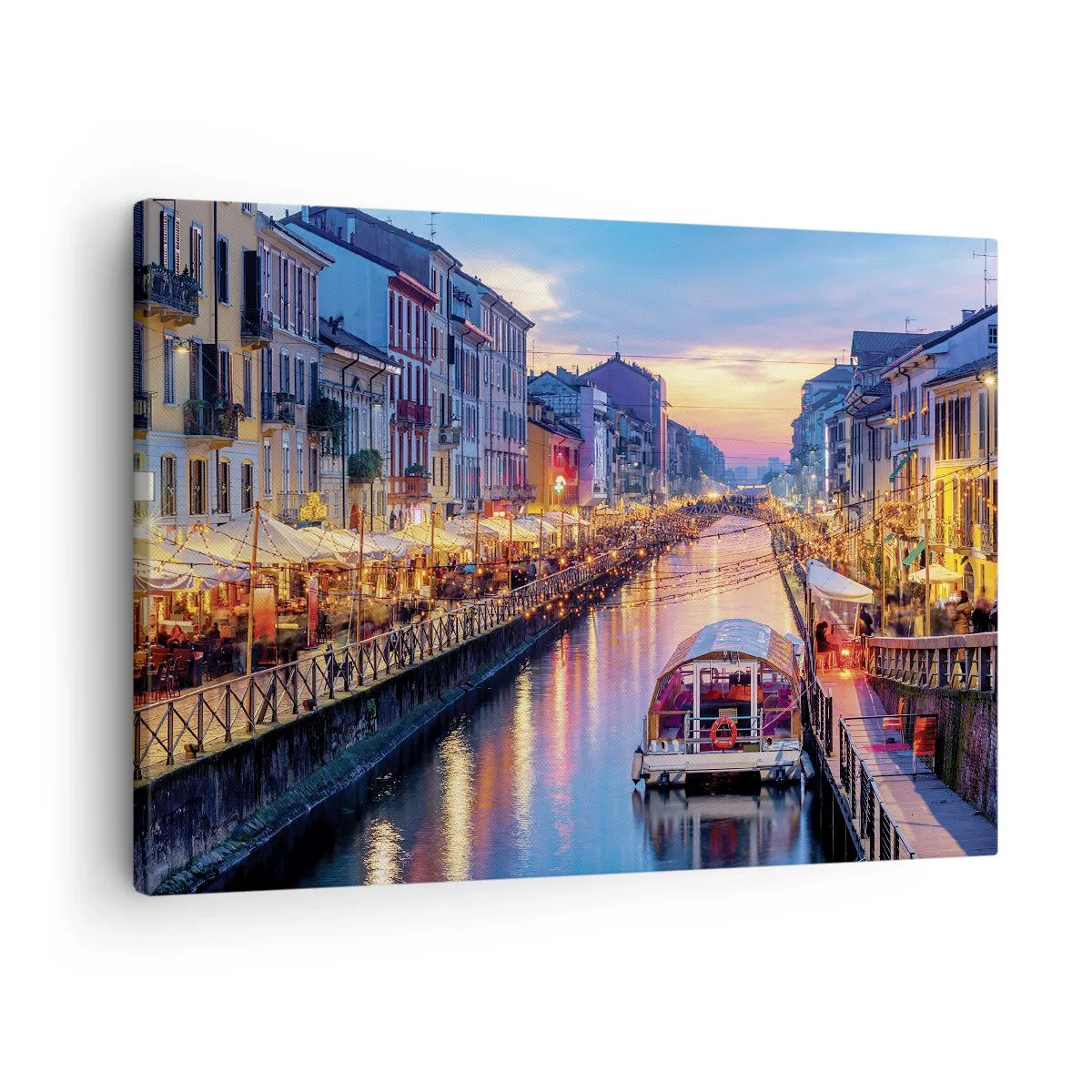 Impression sur toile - Image sur toile - Un canal éclairé entouré de bâtiments colorés - 70x50cm - Soirée de lumière et de jeu - Décoration murale moderne pour le salon et la chambre ARTTOR