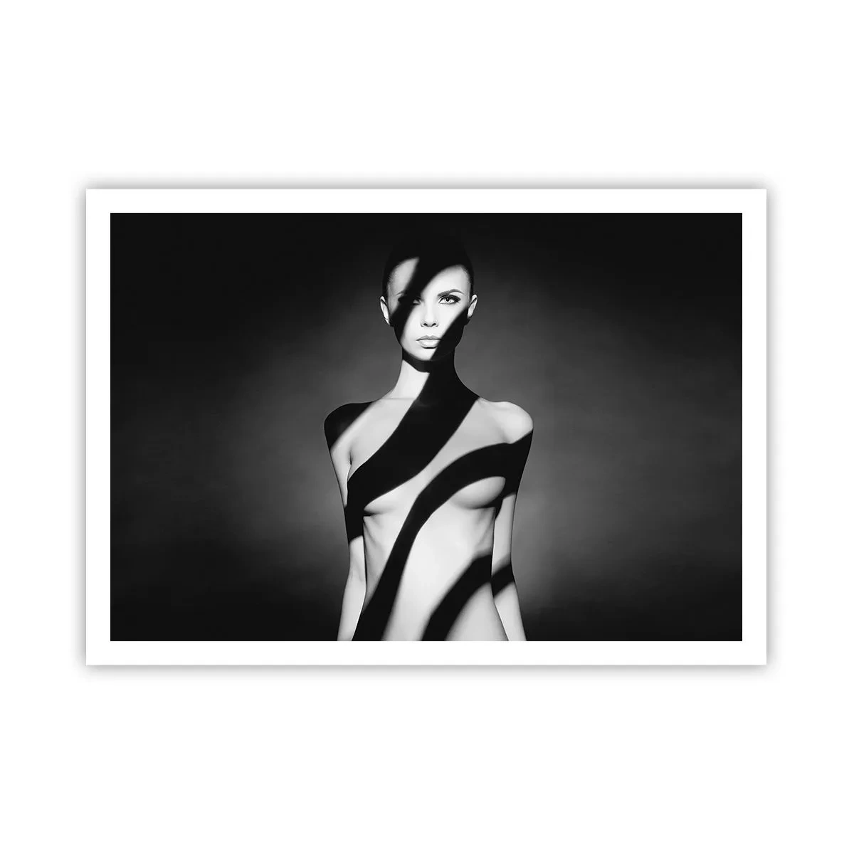 Affiche - Poster - Portrait noir et blanc d'une femme dans l'ombre et la lumière - 100x70cm - Dans la brillance et l'ombre - Décoration murale moderne pour le salon et la chambre ARTTOR