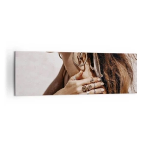 Impression sur toile - Image sur toile - Femme élégante avec des bijoux sur un fond de sable clair - 160x50cm - Reine des plages sauvages - Décoration murale moderne pour le salon et la chambre ARTTOR
