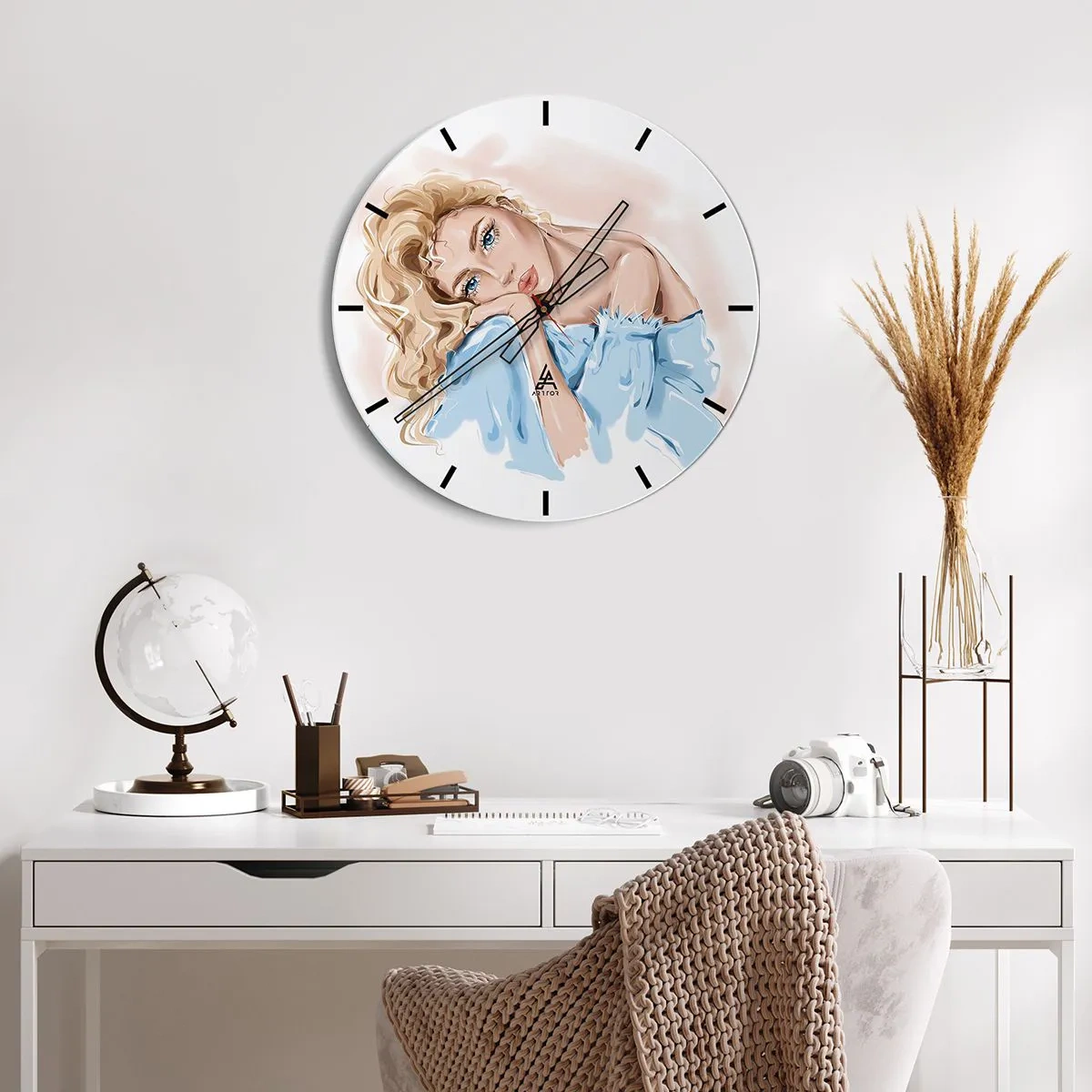 Horloge murale - Pendule murale - Illustration d'une femme aux boucles blondes dans une tenue bleue sur fond blanc - 30x30cm - Rêveuse en bleu - Décoration murale moderne pour le salon, la cuisine et la chambre ARTTOR