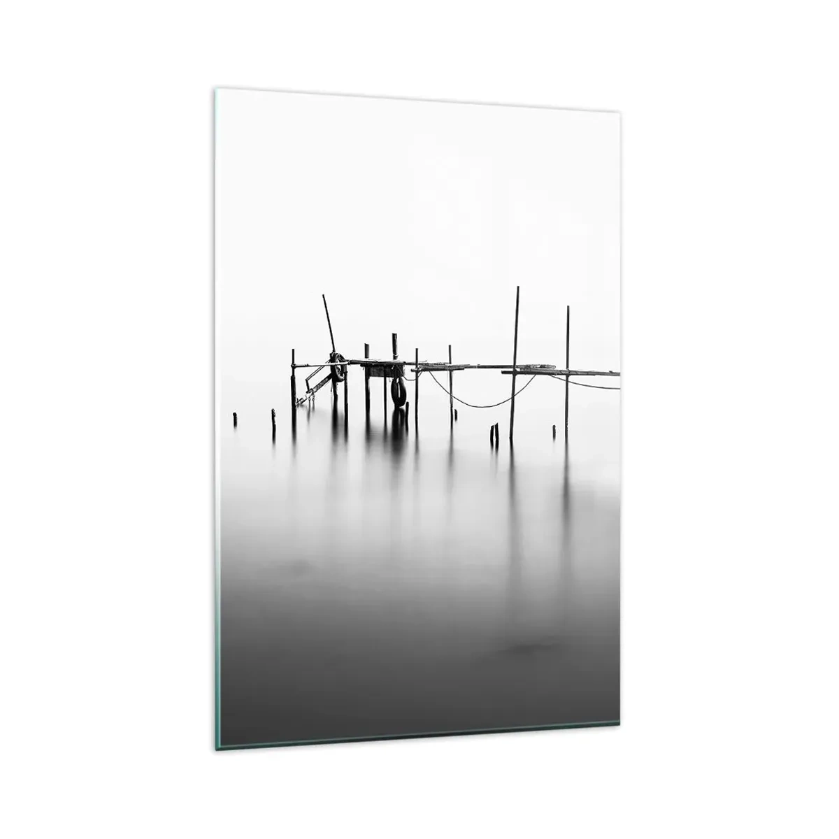 Impression sur verre - Image sur verre - Une jetée noire et blanche immergée dans un paysage brumeux - 80x120cm - Et s'il n'y avait pas de monde ? - Décoration murale moderne pour le salon et la chambre ARTTOR