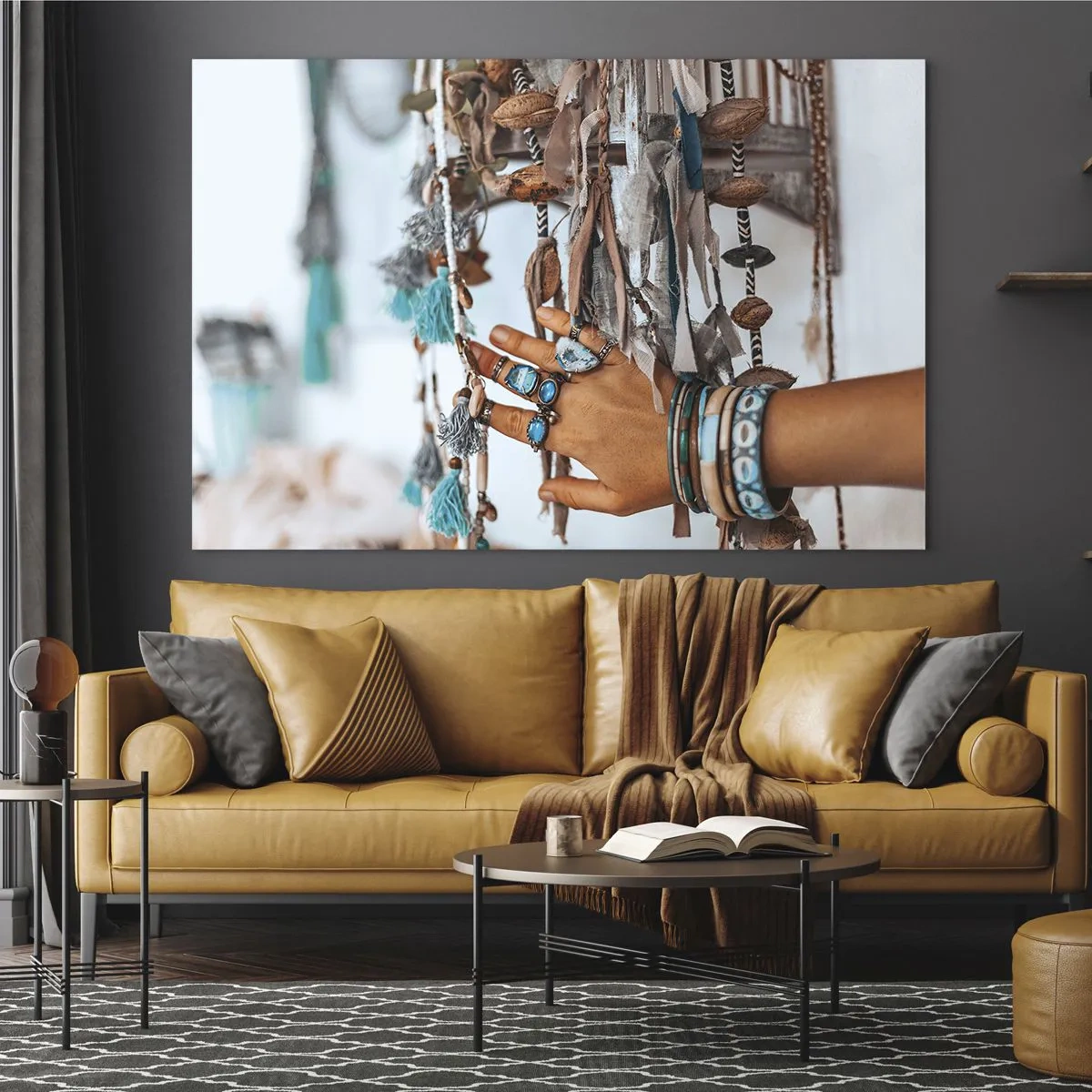 Impression sur verre - Image sur verre - Main avec des bijoux bohèmes touchant une décoration ethnique - 120x80cm - Trésor local - Décoration murale moderne pour le salon et la chambre ARTTOR