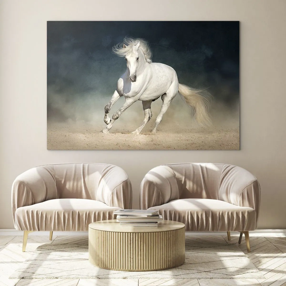 Impression sur verre - Image sur verre - Un cheval blanc galopant sur le sable contre un ciel sombre. - 120x80cm - La liberté à l'état pur - Décoration murale moderne pour le salon et la chambre ARTTOR