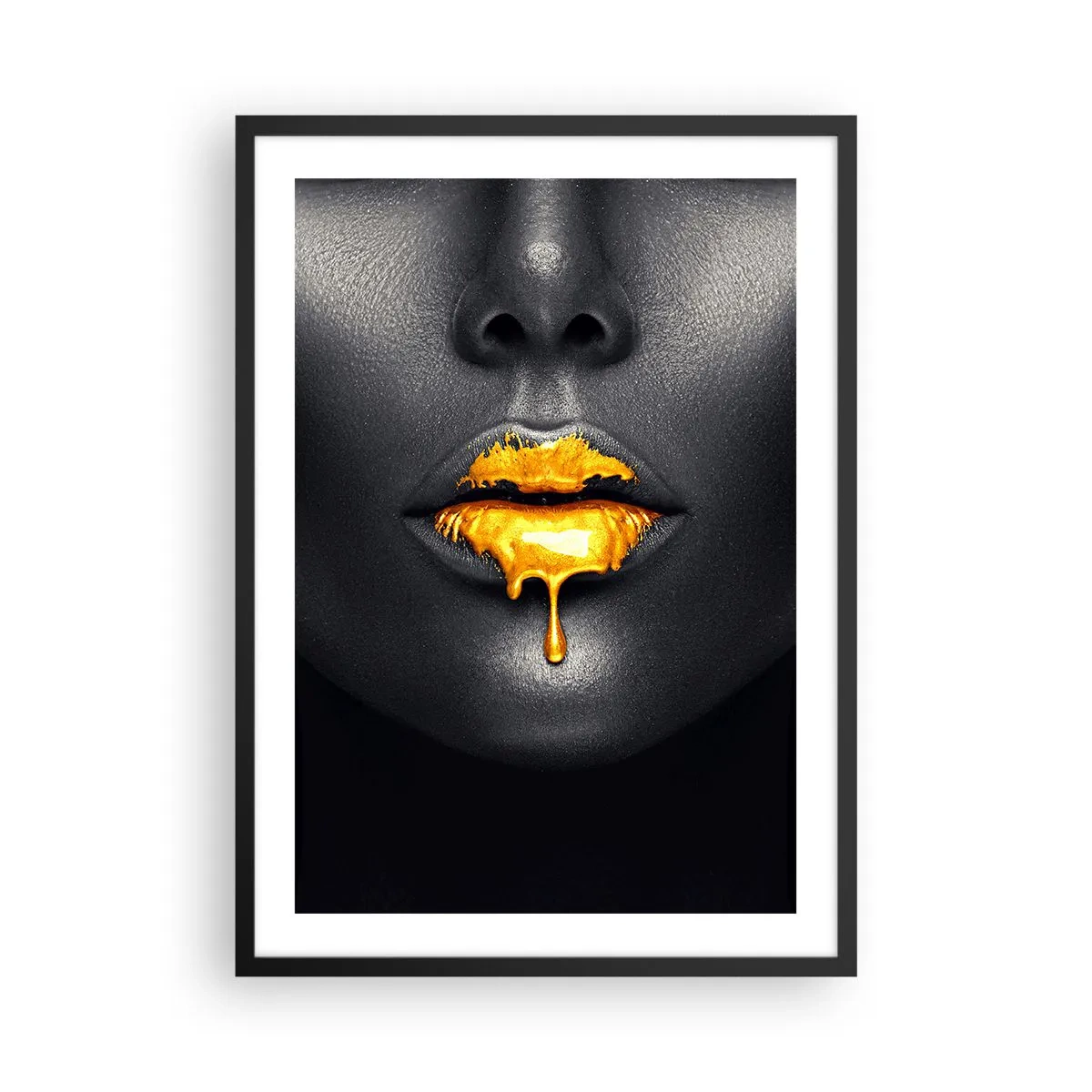Affiche dans un cadre noir - Poster - Visage d'une femme noire avec de la peinture orange sur les lèvres - 50x70cm - Bouche d'or - Décoration murale moderne pour le salon et la chambre ARTTOR