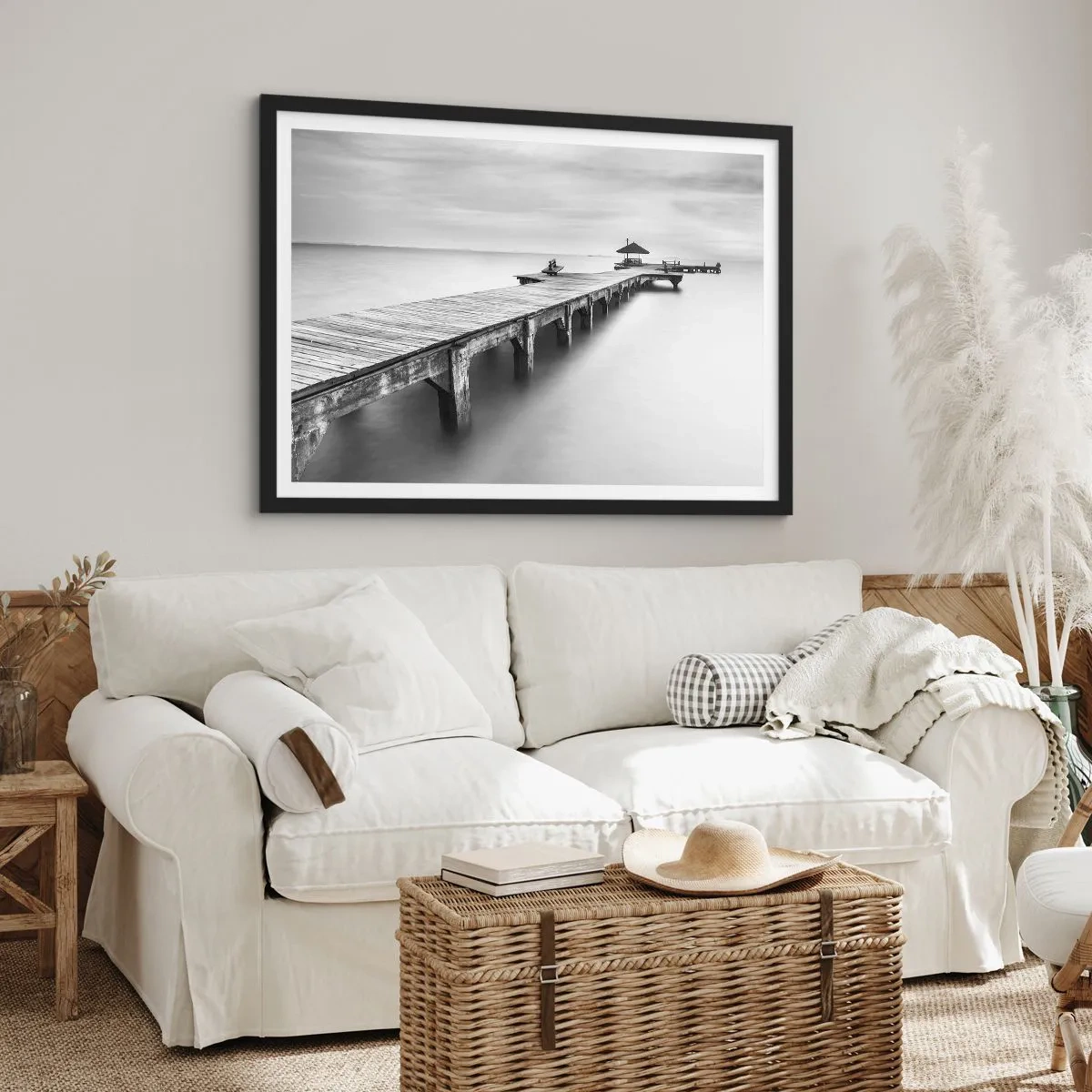 Affiche dans un cadre noir - Poster - Une vue en noir et blanc d'une jetée en bois sur une eau calme. - 70x50cm - À l'horizon - Décoration murale moderne pour le salon et la chambre ARTTOR