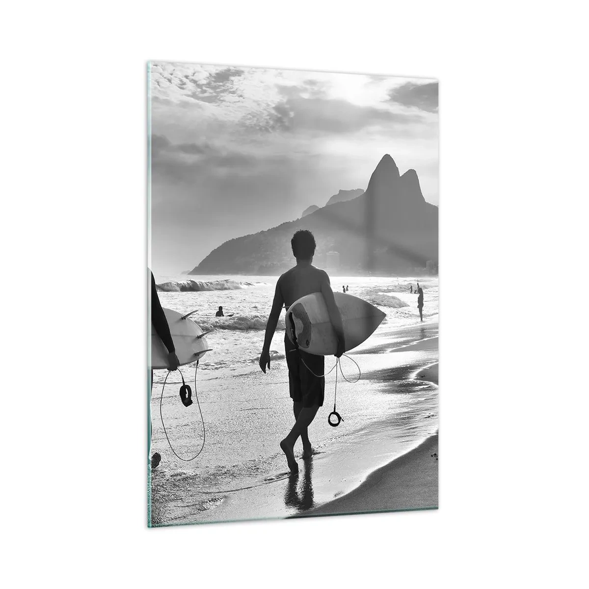 Impression sur verre - Image sur verre - Surfeurs sur la plage avec des planches, composition en noir et blanc - 50x70cm - Samba sur une vague - Décoration murale moderne pour le salon et la chambre ARTTOR
