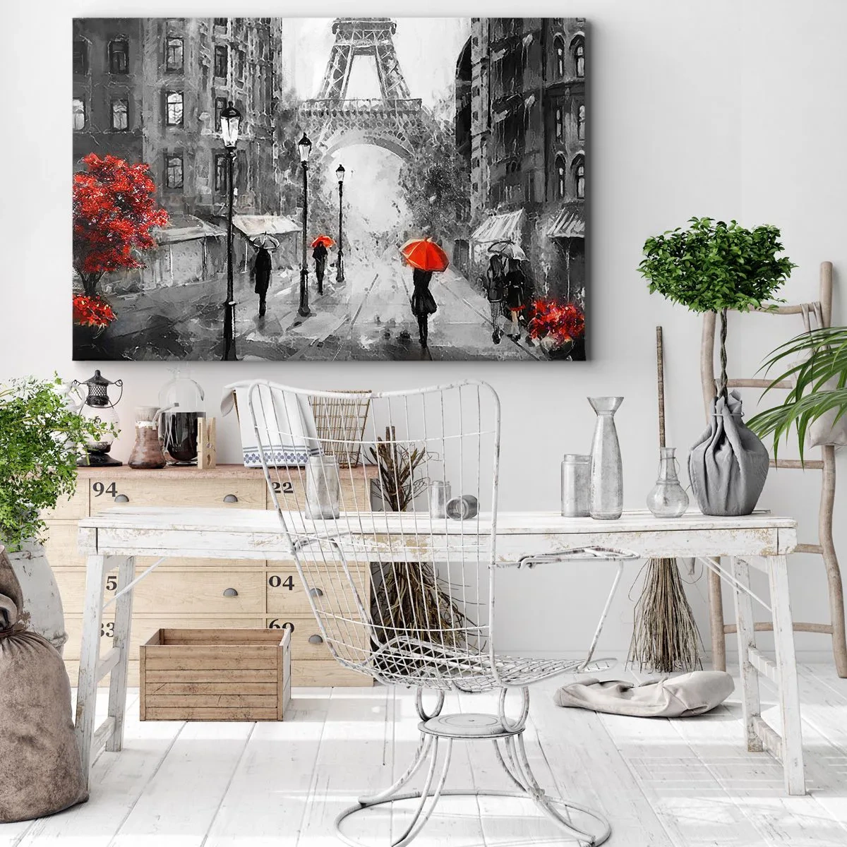 Impression sur toile - Image sur toile - Une rue avec vue sur la Tour Eiffel et des parapluies rouges - 70x50cm - Tous les chemins mènent à elle - Décoration murale moderne pour le salon et la chambre ARTTOR
