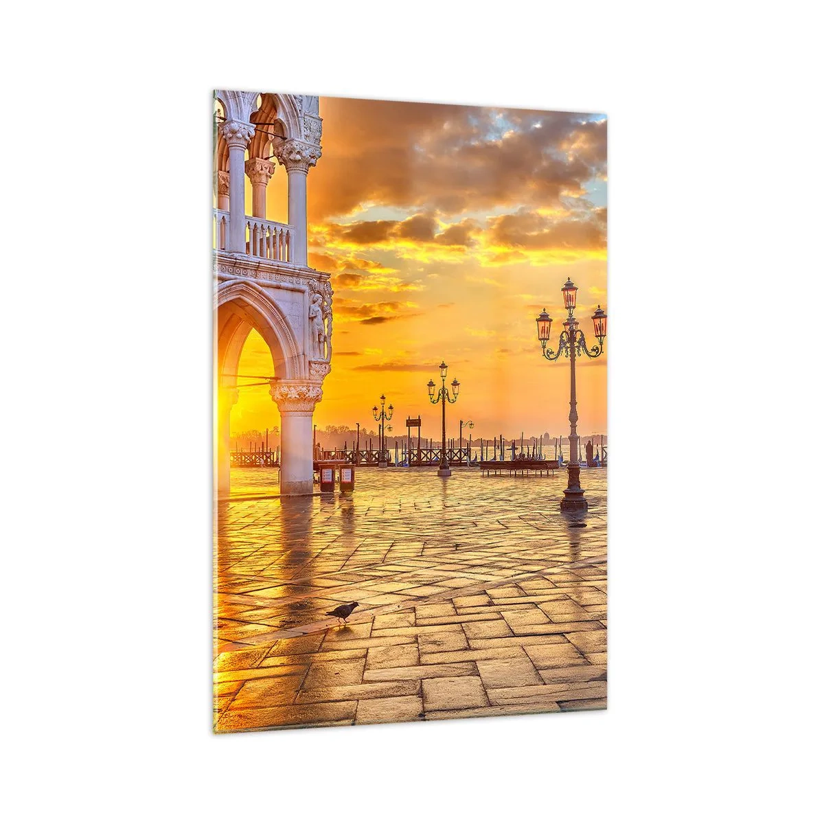 Impression sur verre - Image sur verre - Coucher de soleil doré sur la place de la ville avec des arcades et des lampes - 70x100cm - Où est tout le monde? - Décoration murale moderne pour le salon et la chambre ARTTOR