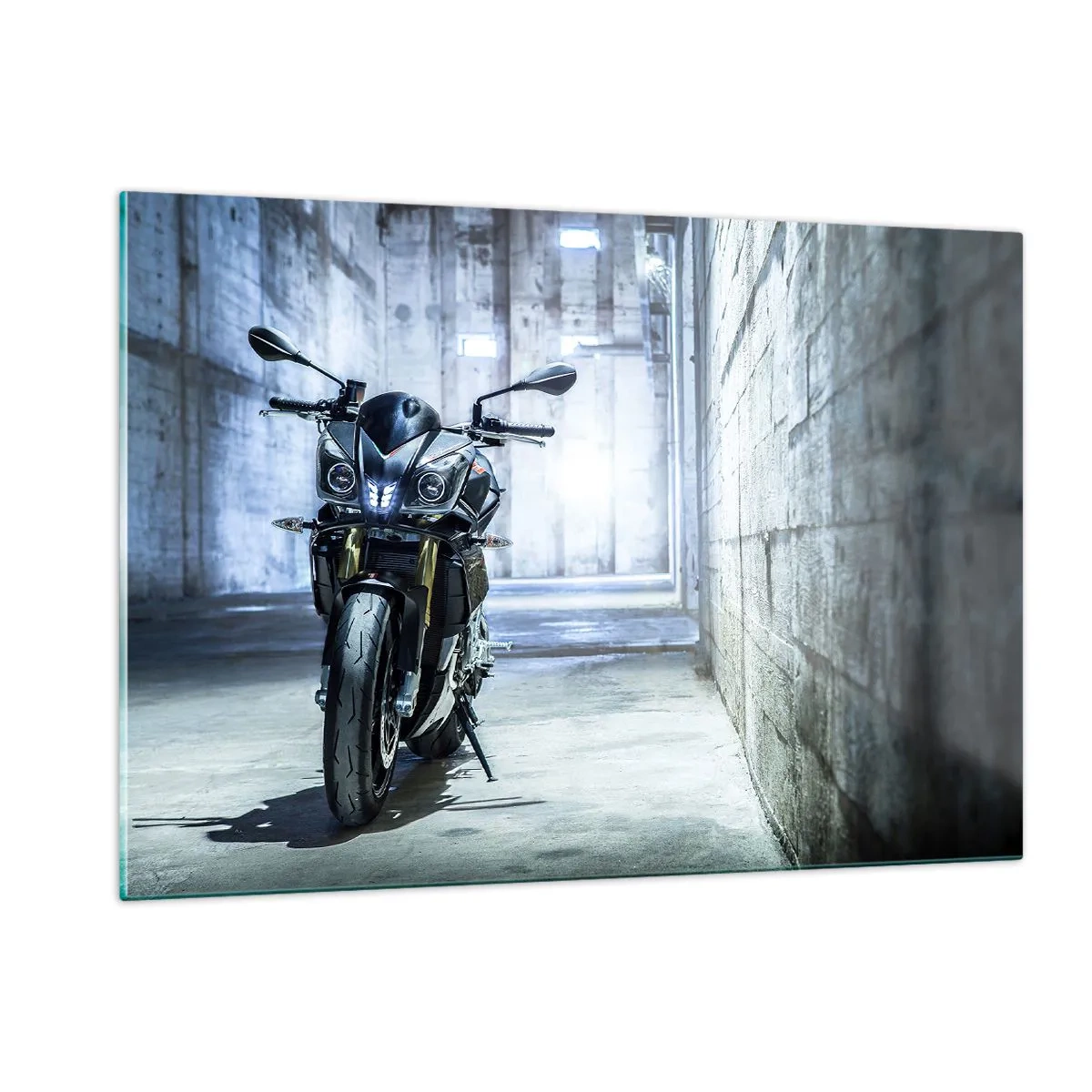 Impression sur verre - Image sur verre - Une moto dans un intérieur industriel avec des murs en béton - 120x80cm - Avant que le moteur ne rugisse - Décoration murale moderne pour le salon et la chambre ARTTOR