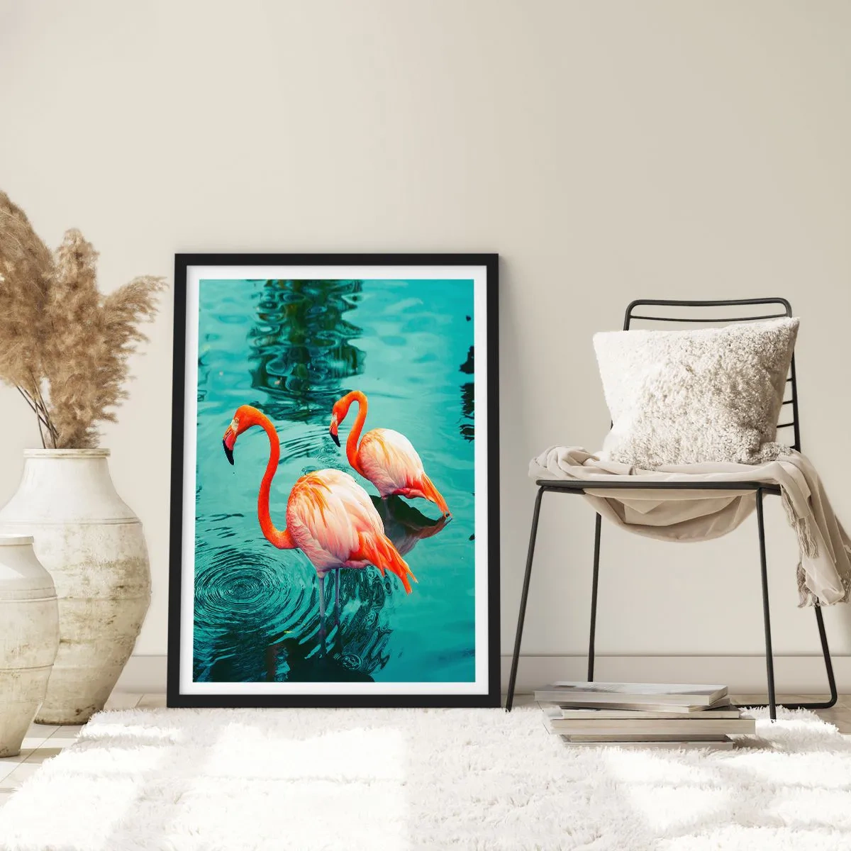 Affiche dans un cadre noir - Poster - Deux flamants roses sur fond d'eau calme - 50x70cm - Nous sommes à la mode maintenant - Décoration murale moderne pour le salon et la chambre ARTTOR