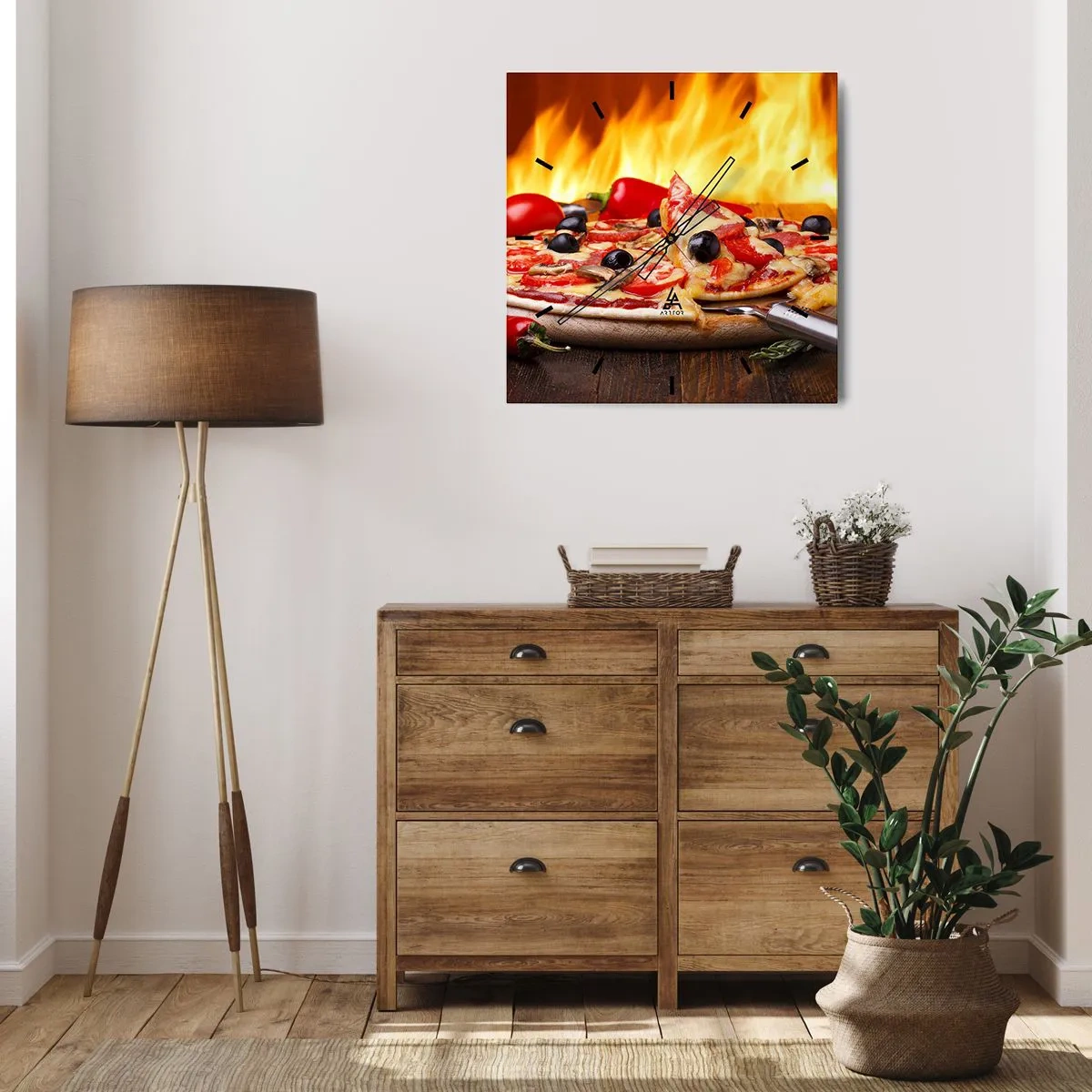Horloge murale - Pendule murale - Pizza aux olives, tomates et poivrons sur fond de flammes - 30x30cm - From Italy with love - Décoration murale moderne pour le salon et la chambre ARTTOR