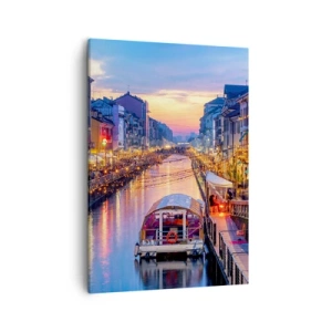 Impression sur toile - Image sur toile - Un canal éclairé entouré de bâtiments colorés - 50x70cm - Soirée de lumière et de jeu - Décoration murale moderne pour le salon et la chambre ARTTOR