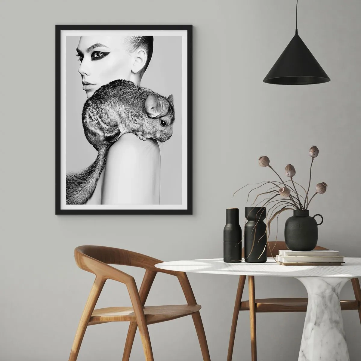Affiche dans un cadre noir - Poster - Une femme avec un chinchilla dans une photo artistique en noir et blanc - 50x70cm - Dame au chinchilla - Décoration murale moderne pour le salon et la chambre ARTTOR