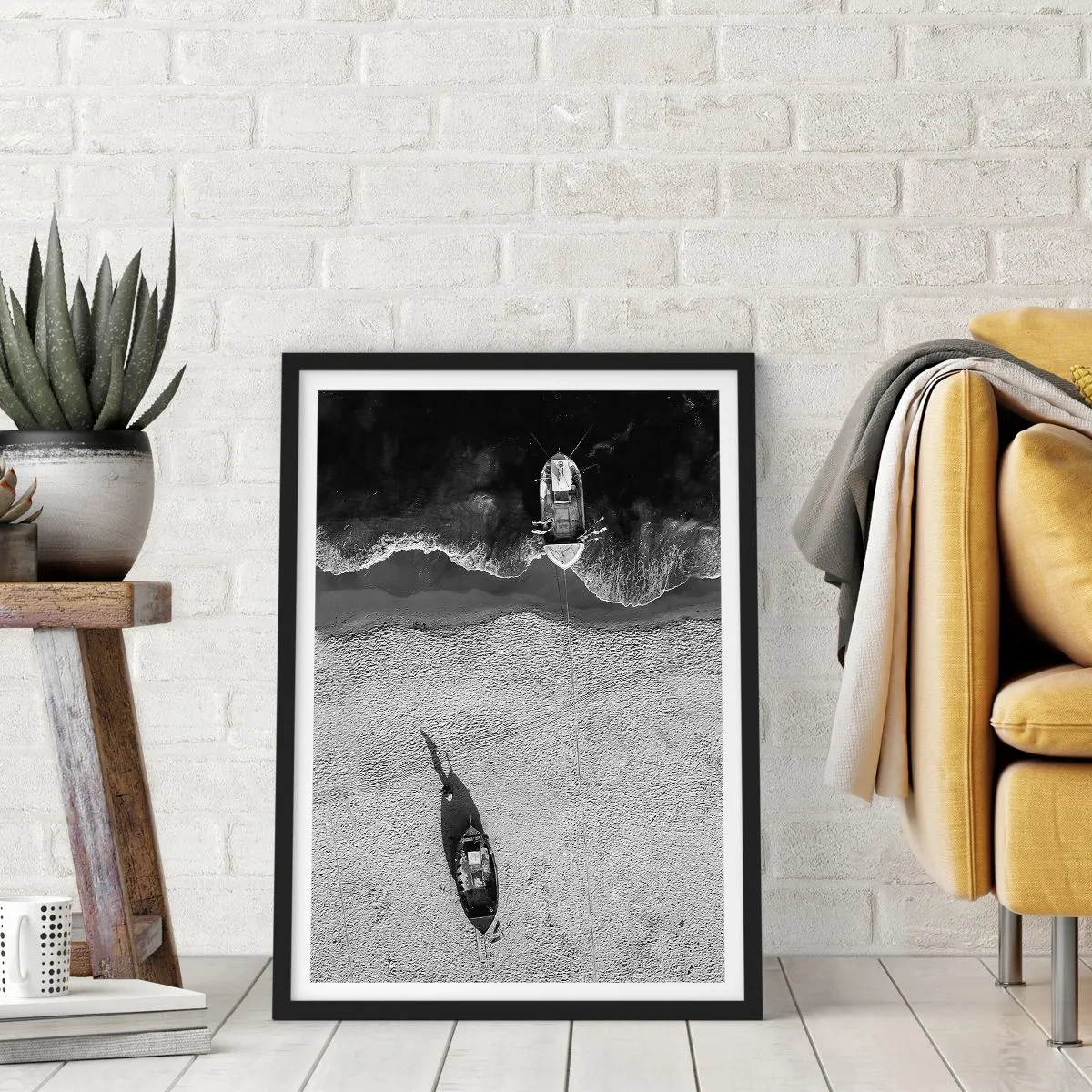 Affiche dans un cadre noir - Poster - Une photographie aérienne en noir et blanc d'un bateau sur une plage - 50x70cm - Toujours sur le rivage… - Décoration murale moderne pour le salon et la chambre ARTTOR