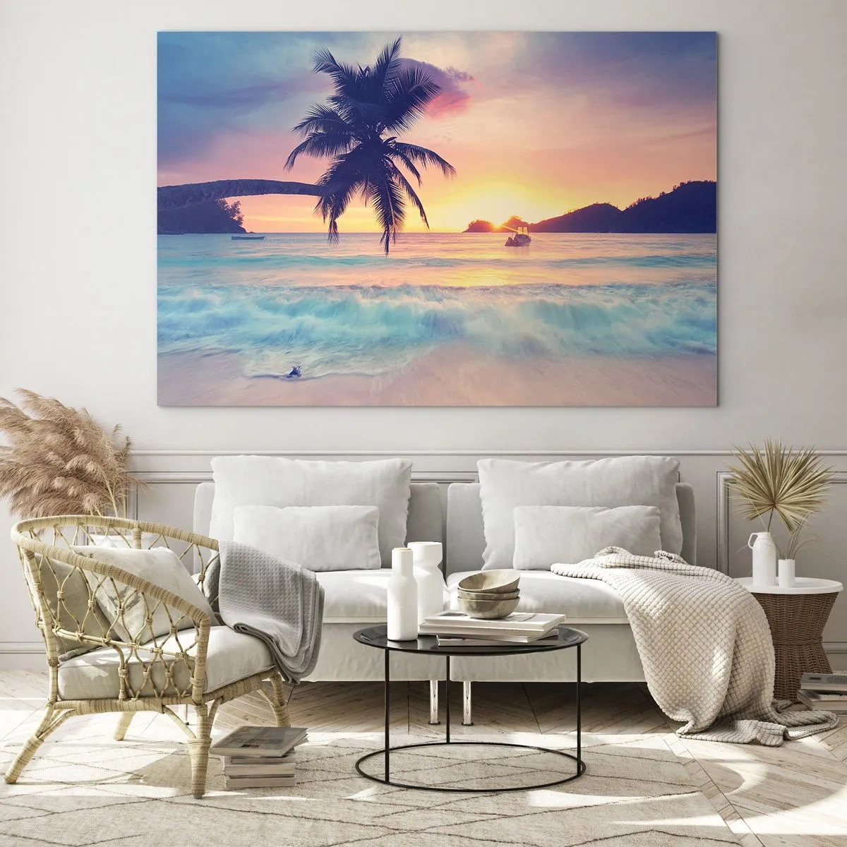 Impression sur verre - Image sur verre - Plage de palmiers au coucher du soleil avec un bateau à l'horizon - 70x50cm - Une soirée à la baie - Décoration murale moderne pour le salon et la chambre ARTTOR