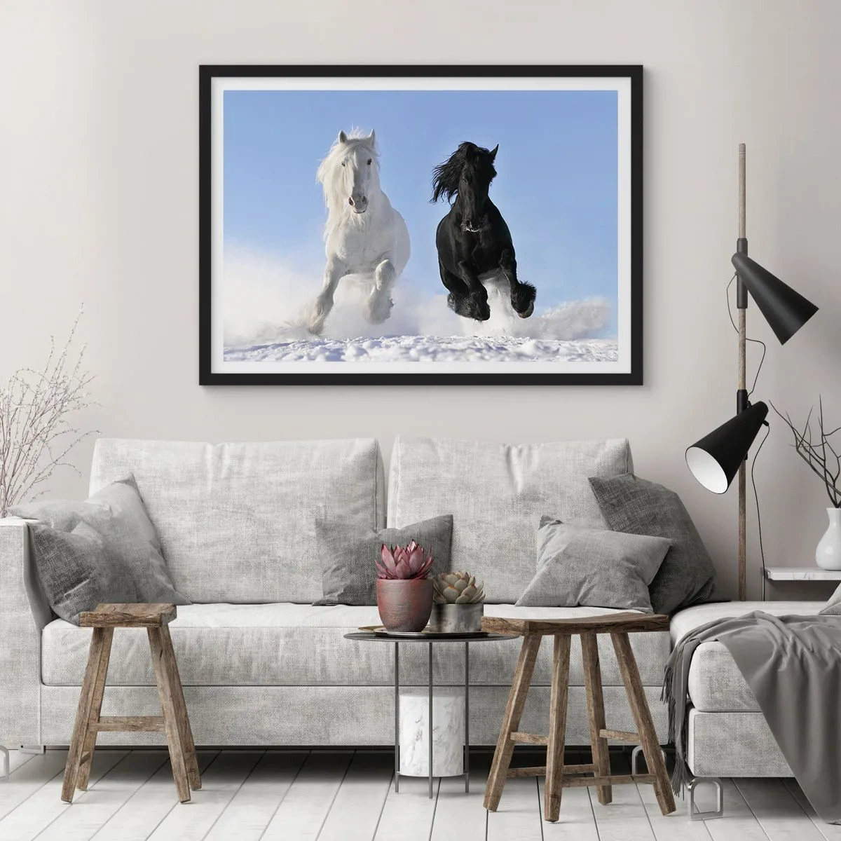 Affiche dans un cadre noir - Poster - Un cheval blanc et un cheval noir galopant dans la neige - 100x70cm - Galop noir et blanc - Décoration murale moderne pour le salon et la chambre ARTTOR