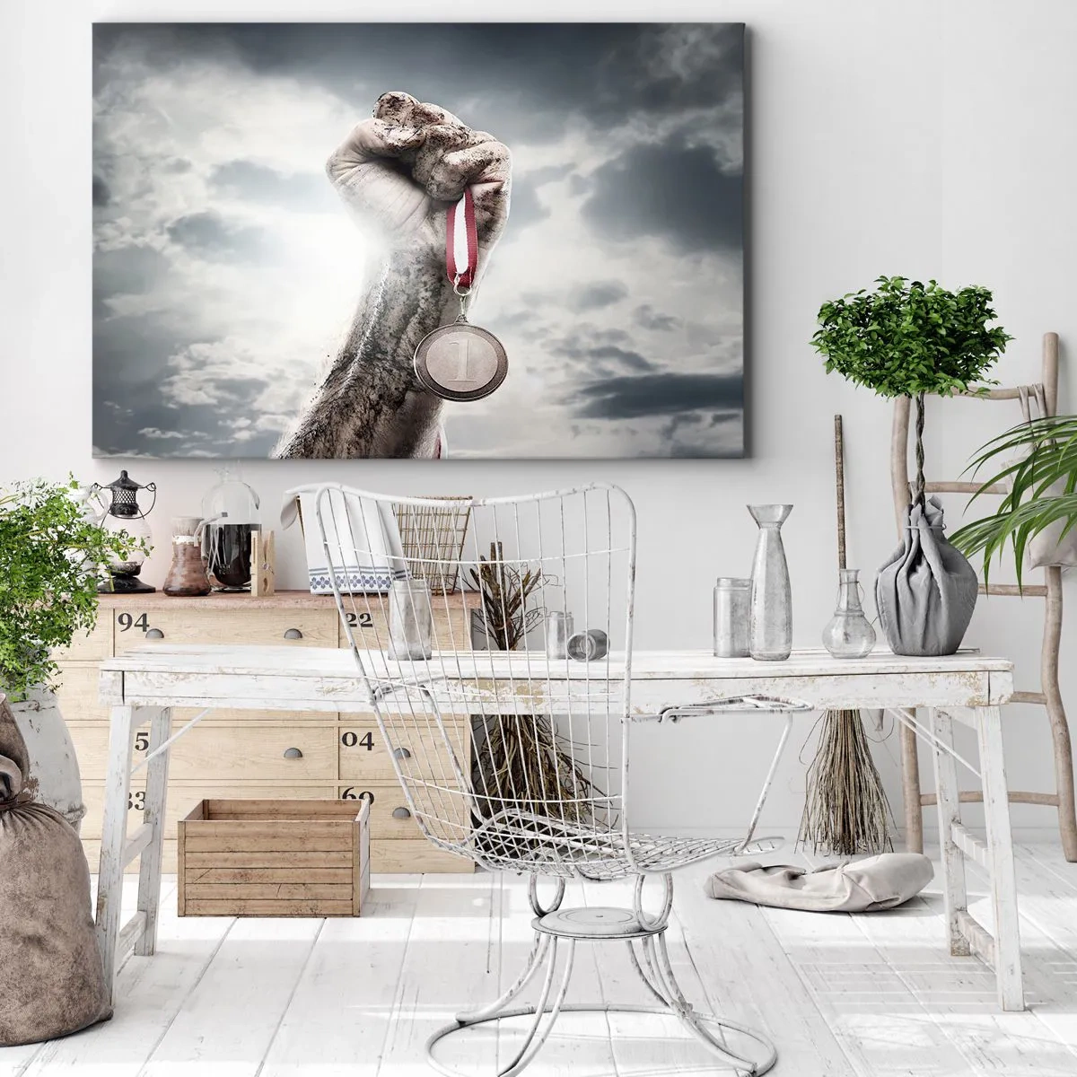 Impression sur toile - Image sur toile - Une main levée avec une médaille contre un ciel nuageux - 70x50cm - Per aspera ad astra - Décoration murale moderne pour le salon et la chambre ARTTOR