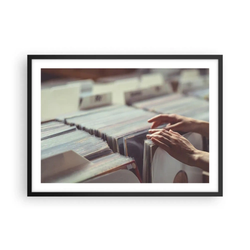 Affiche dans un cadre noir - Poster - Mains regardant à travers une collection de vinyles - 70x50cm - A la recherche d'émotions - Décoration murale moderne pour le salon et la chambre ARTTOR