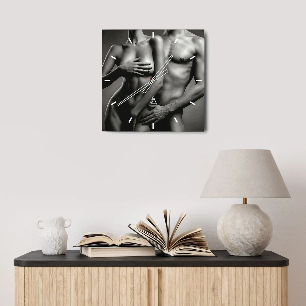 Horloge murale - Pendule murale - Représentation en noir et blanc de corps féminins et masculins dans une pose artistique - 30x30cm - Adam et Eve - Décoration murale moderne pour le salon et la chambre ARTTOR