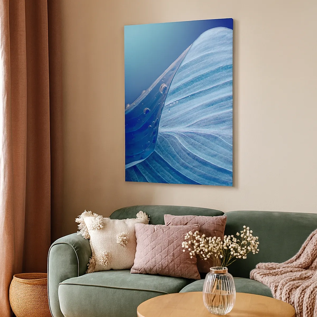 Impression sur toile - Image sur toile - Une feuille bleue avec des gouttes d'eau visibles - 50x70cm - Gouttes cachées du bleu - Décoration murale moderne pour le salon et la chambre ARTTOR
