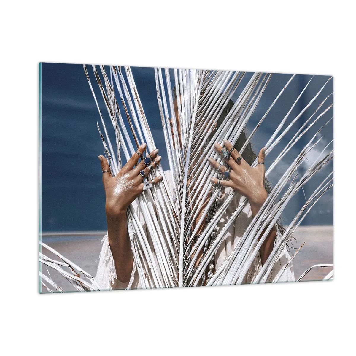 Impression sur verre - Image sur verre - Les mains d'une femme décorées d'anneaux derrière un palmier sec - 120x80cm - Fille de chaman ? - Décoration murale moderne pour le salon et la chambre ARTTOR