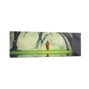 Impression sur verre - Image sur verre - Un moine en robe orange dans une forêt avec un fond brumeux et un reflet dans l'eau. - 160x50cm - En route vers l'illumination - Décoration murale moderne pour le salon et la chambre ARTTOR