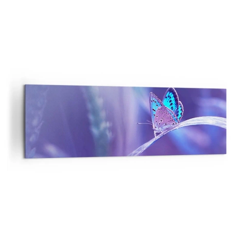 Impression sur toile - Image sur toile - Un délicat papillon bleu sur une tige dans une lumière violette - 160x50cm - Un joyau de la nature - Décoration murale moderne pour le salon et la chambre ARTTOR