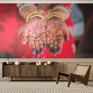 Papier Peint Photo Premium Sand - Mains au henné dans une tenue de mariage traditionnelle - 100x70cm - Prêt à saisir votre chance - Décoration murale moderne pour le salon et la chambre ARTTOR