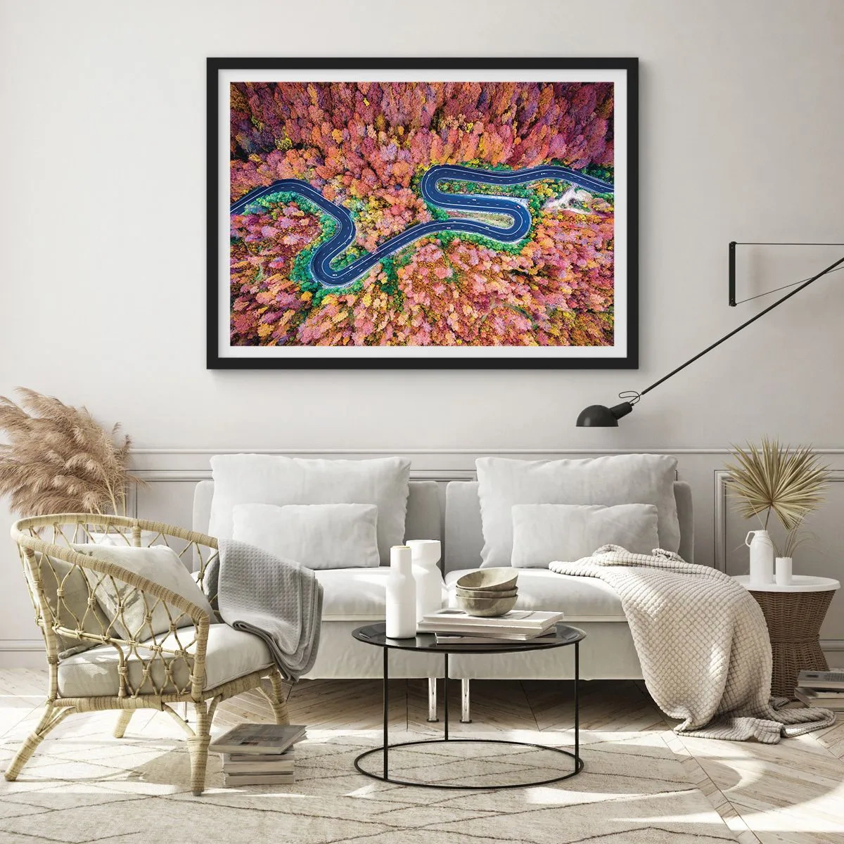 Affiche dans un cadre noir - Poster - Route sinueuse à travers la forêt - 40x30 cm