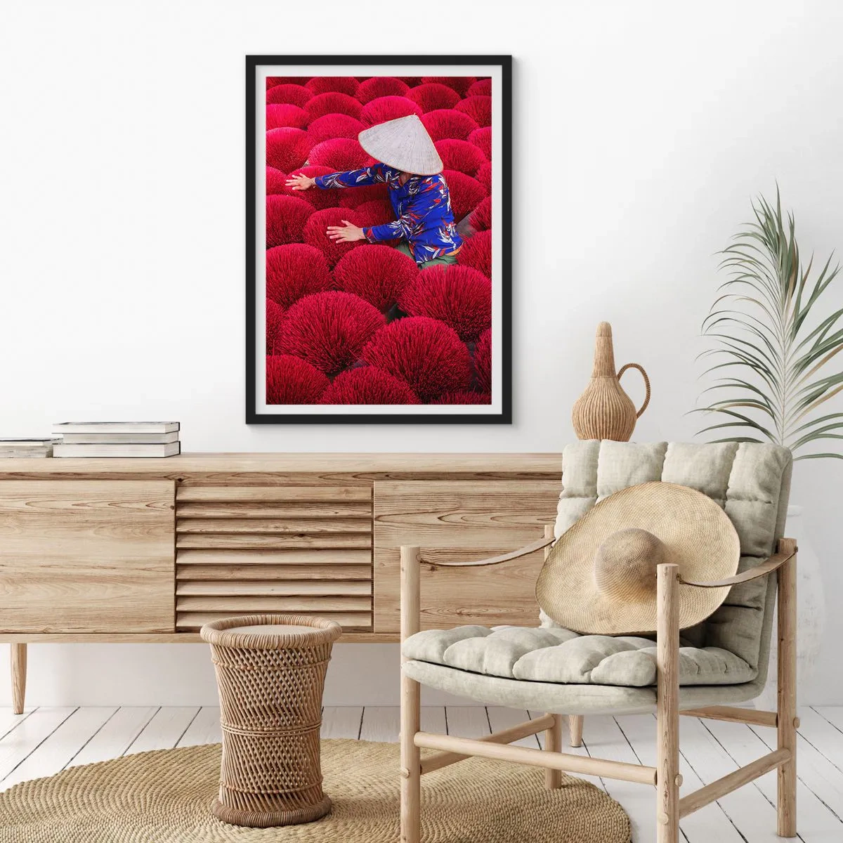 Affiche dans un cadre noir - Poster - Une silhouette portant un chapeau sur un fond de bâtons d'encens rouges - 50x70cm - Dans un champ de riz - Décoration murale moderne pour le salon et la chambre ARTTOR