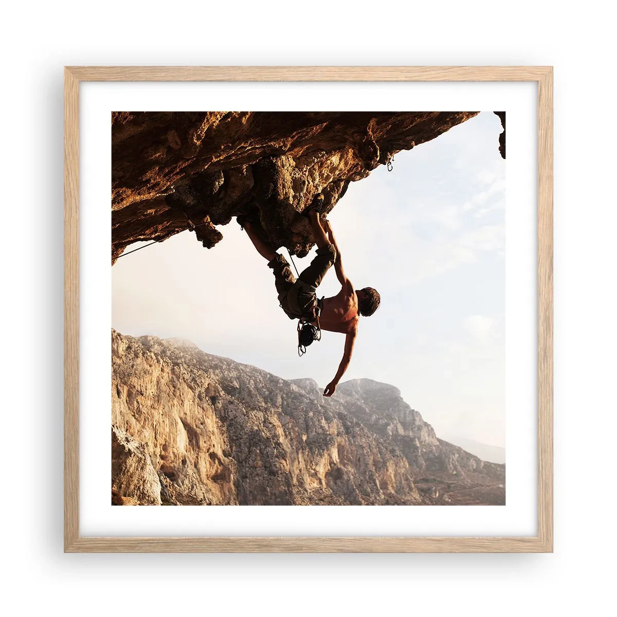 Affiche dans un chêne clair - Poster - Le monde rétréci dans une main sur une coupe de rocher - 50x50 cm