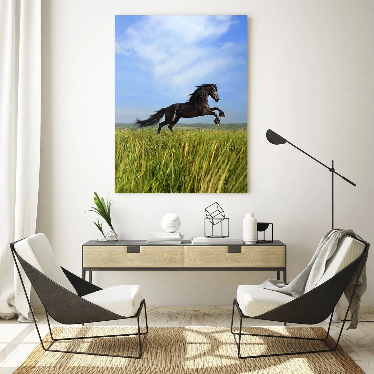 Impression sur verre - Image sur verre - Un cheval noir galopant contre un ciel bleu et une prairie verte. - 50x70cm - Un manifeste de liberté passionnant - Décoration murale moderne pour le salon et la chambre ARTTOR